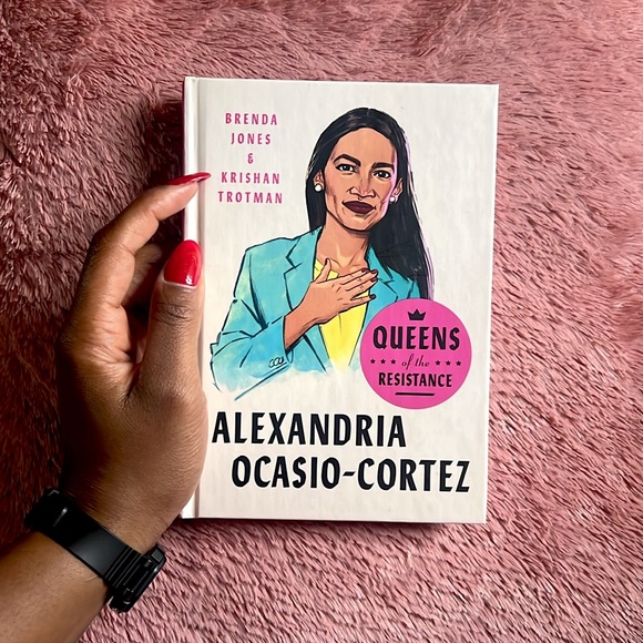 👑 Queens of the Resistance 🙌🏾 AOC 📚 - Picture 1 of 3